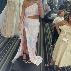 I’m selling my prom dress,I only wore it for about 2 hours!